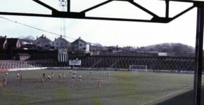 A match takes place in the 1980's in front of the Hamil End