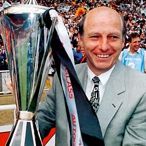 Port Vale manager John Rudge with the Autoglass Trophy