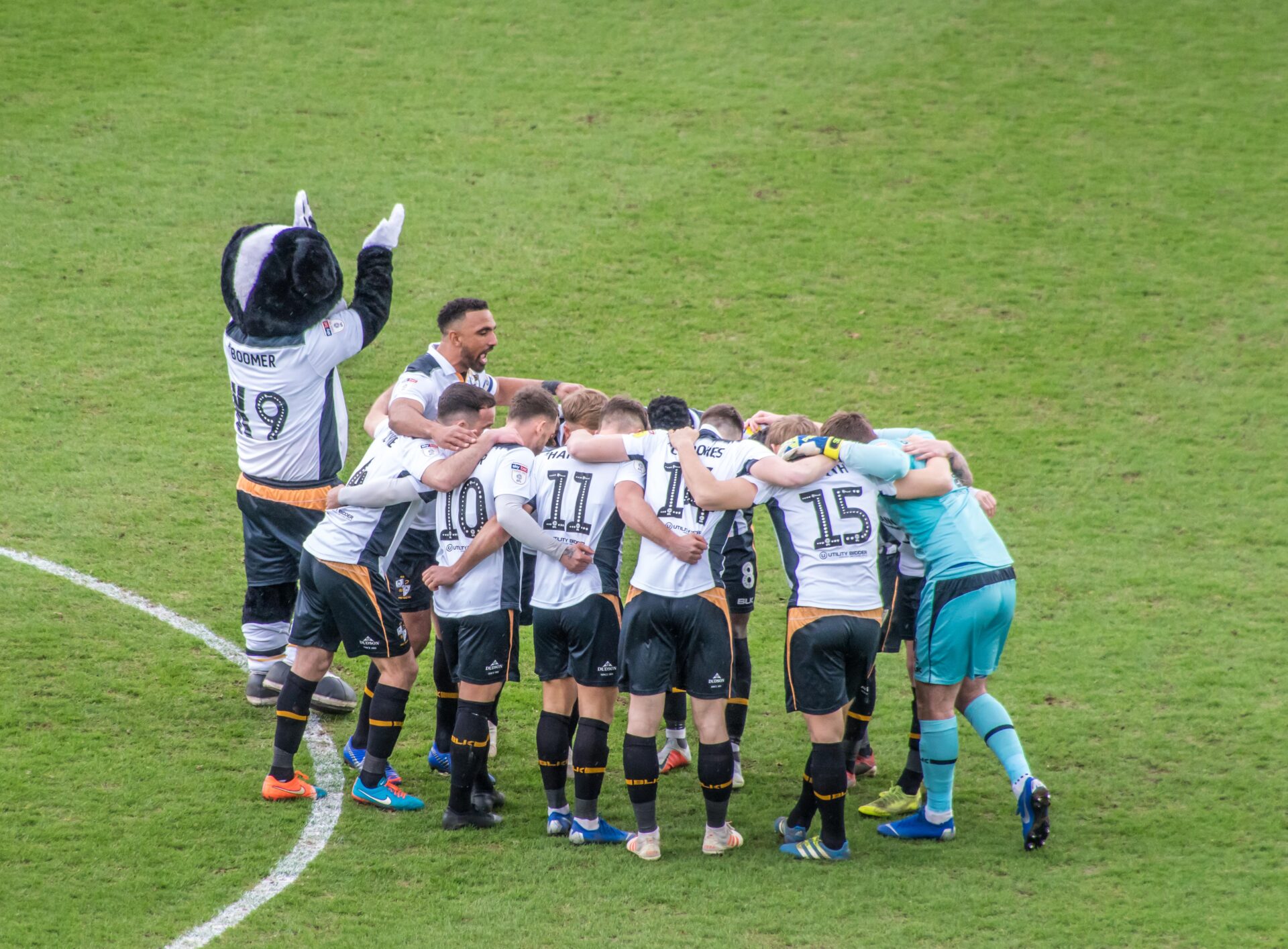 Port Vale 2-1 Mansfield Town - the Port Vale huddle