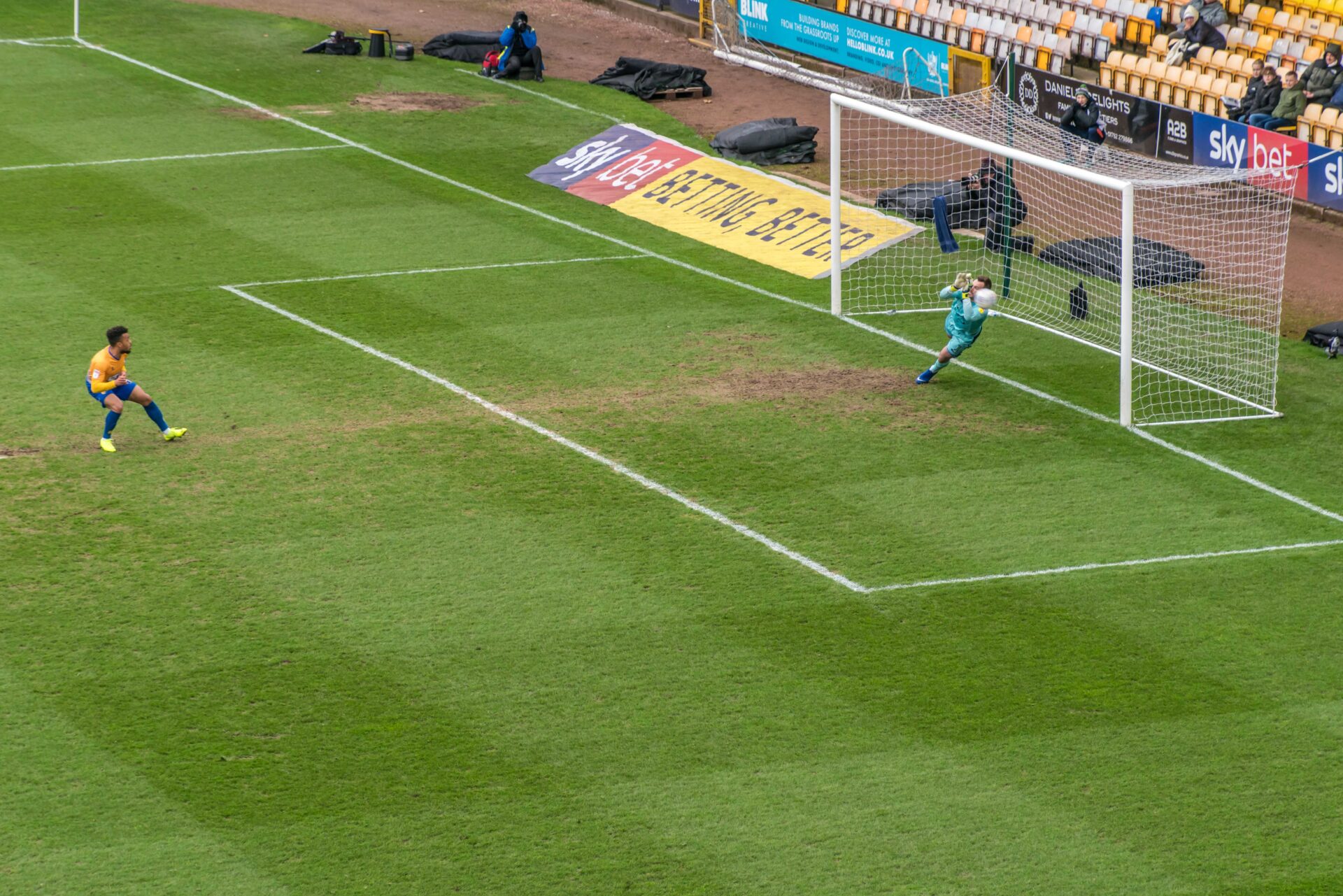 Port Vale 2-1 Mansfield Town - Scott Brown saves
