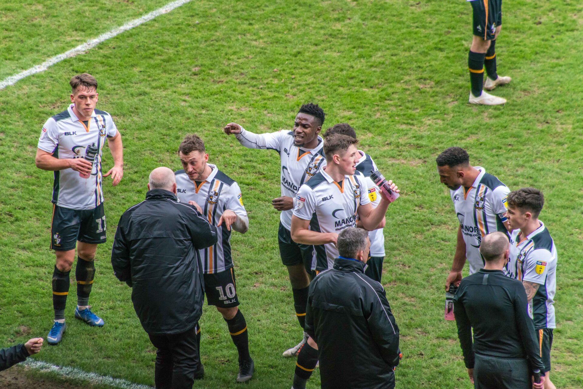 Port Vale 2-1 Mansfield Town - Ricky Miller celebrates