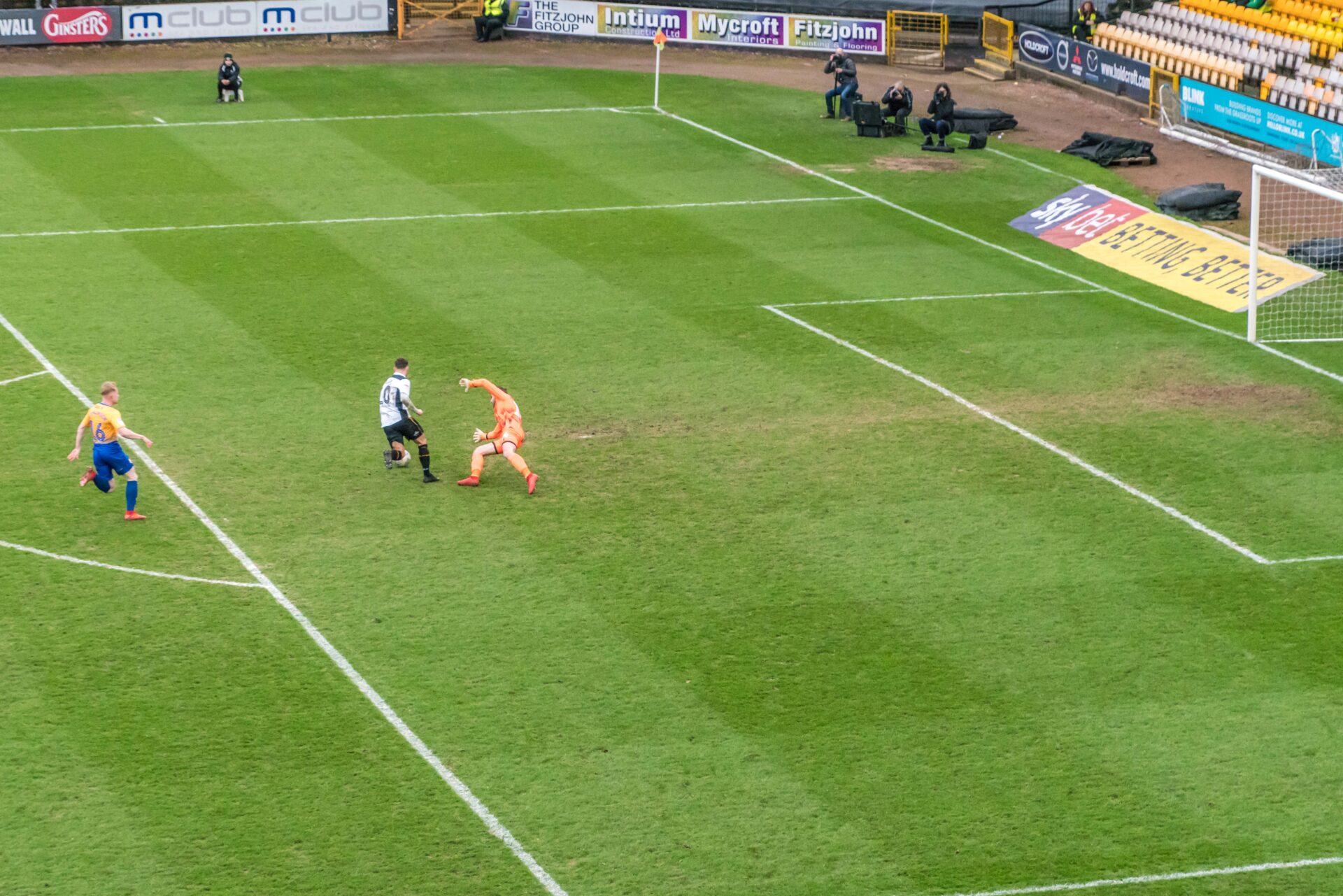 Port Vale 2-1 Mansfield Town - Ricky Miller rounds the keeper