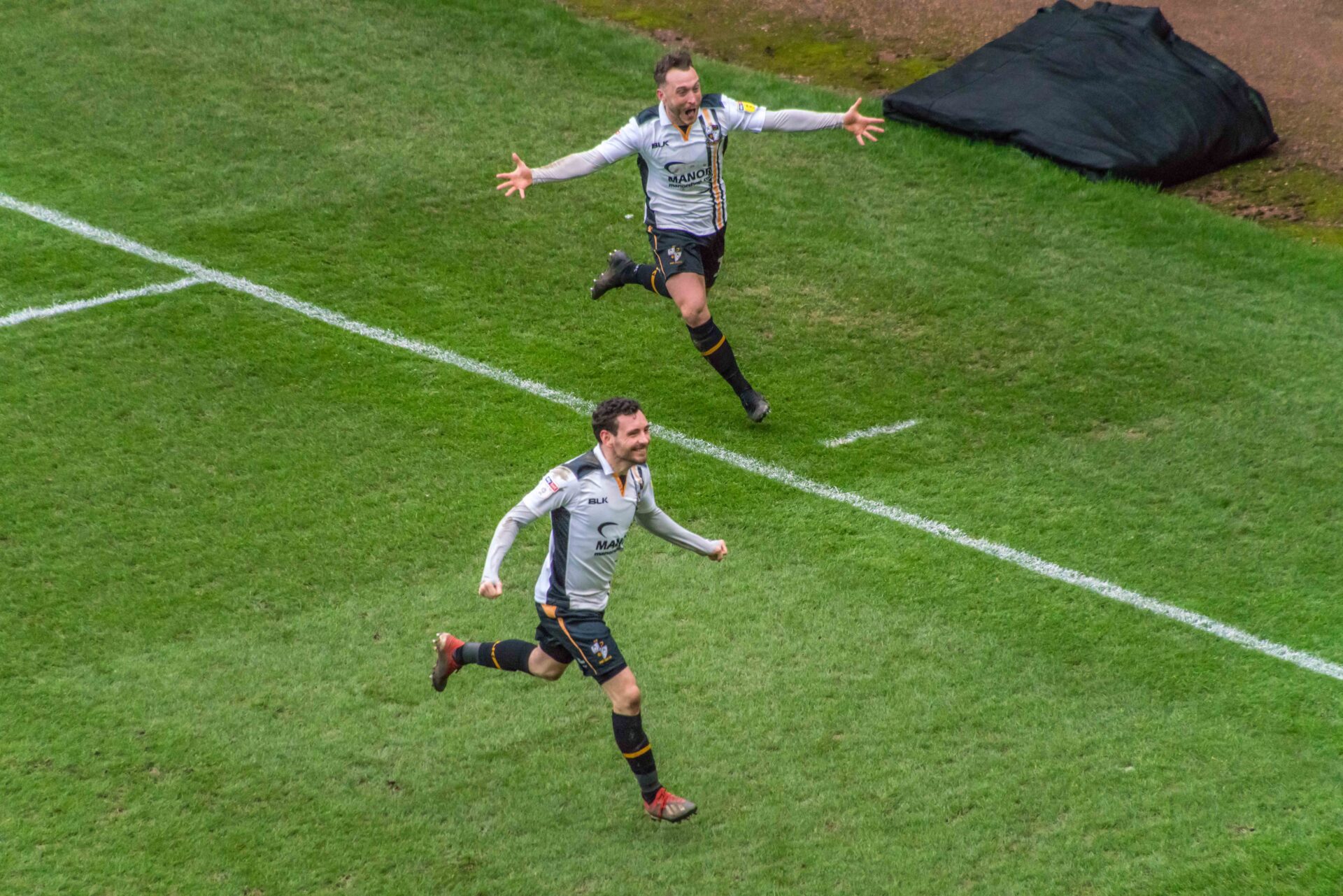 Port Vale 2-1 Mansfield Town - Ricky Miller celebrates