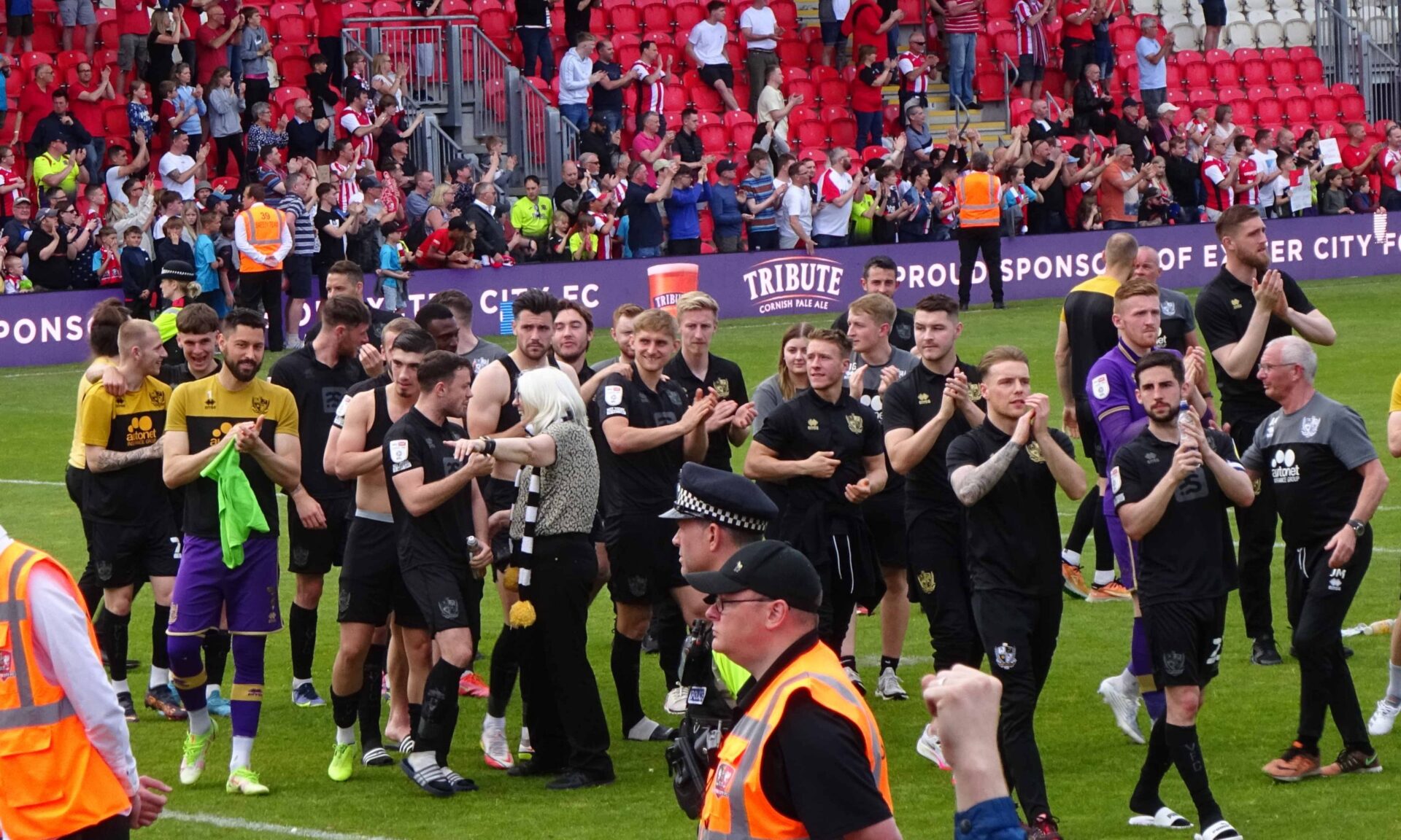 Mini gallery – Port Vale celebrate reaching the play-offs