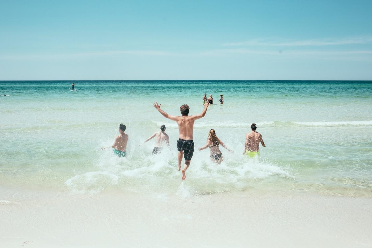 Why Dry Robes are the Best for a Day at the Beach or Pool