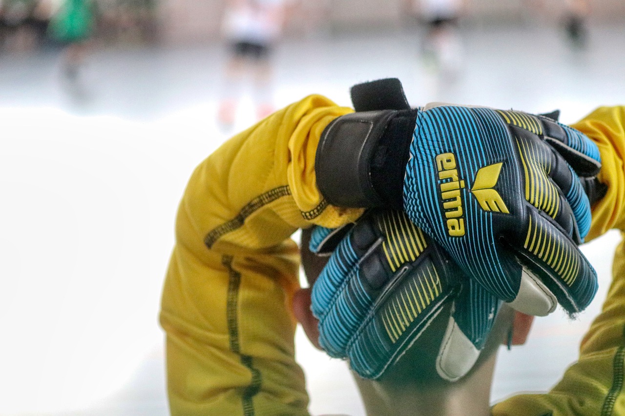 How To Shop Goalkeeper Gloves From Online Stores In The UK