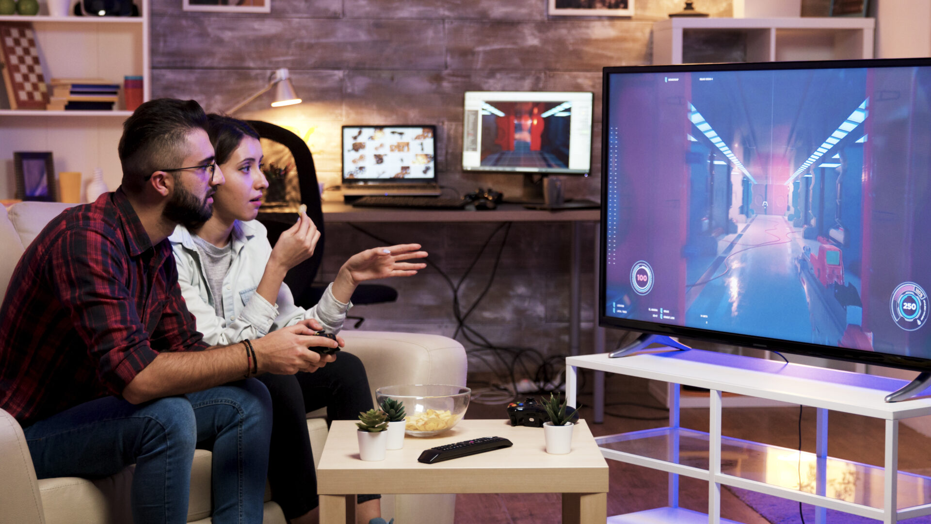 How Do Online Games Turn Players into Strategists?