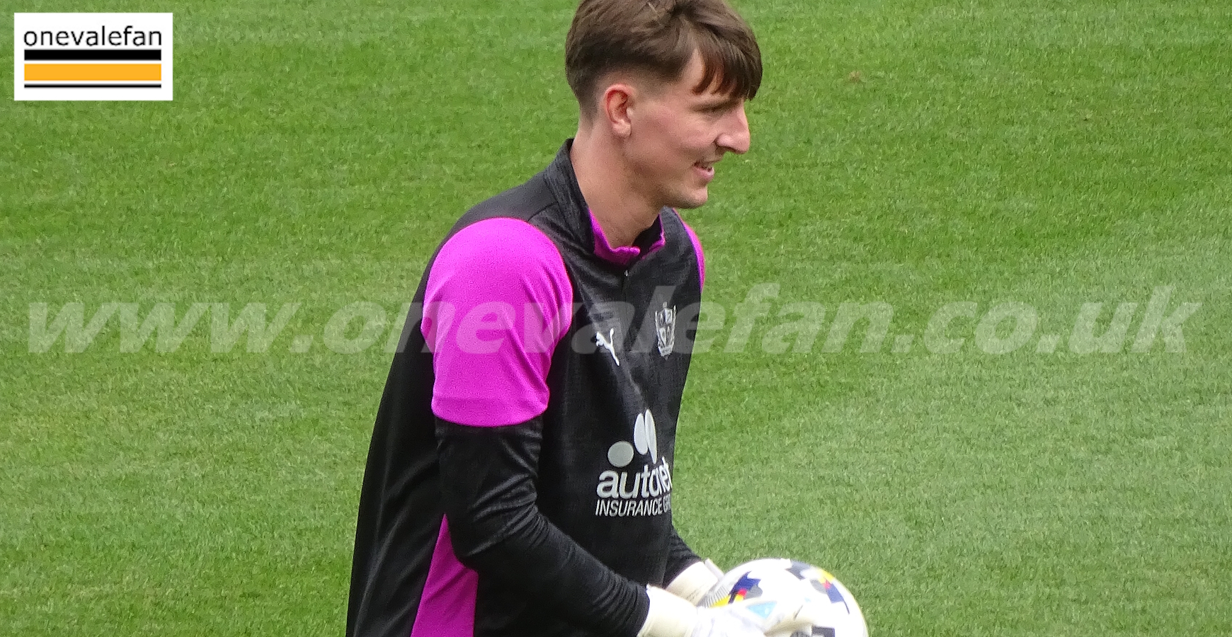 Port Vale take former Everton goalkeeper on trial